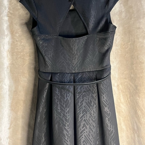 IZ BYER WOMEN’S BLACK PRINTED SCUBA KNIT SHORT SLEEVE DRESS - WITH BELT - Picture 9 of 14